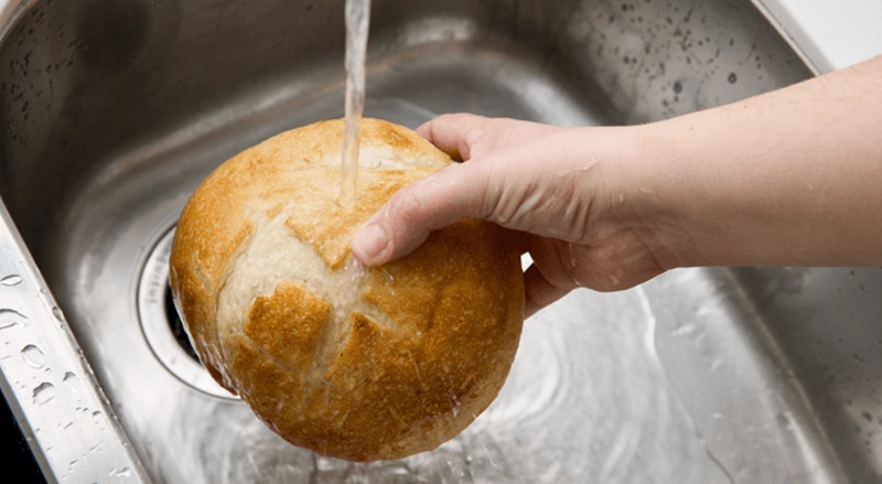 Đặt bánh mì cũ dưới vòi nước đang chảy