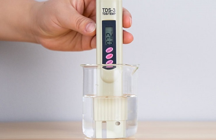 Hướng dẫn chọn mua máy lọc nước RO phù hợp với nhu cầu > Kiểm tra chất lượng nguồn nước đầu vào bằng bút thử TDS