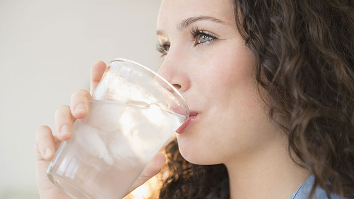 Đừng uống quá nhiều nước lạnh trong thời tiết nắng nóng.