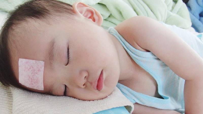 Hạ sốt là điều quan trọng nhất khi điều trị bệnh sởi tại nhà cho trẻ