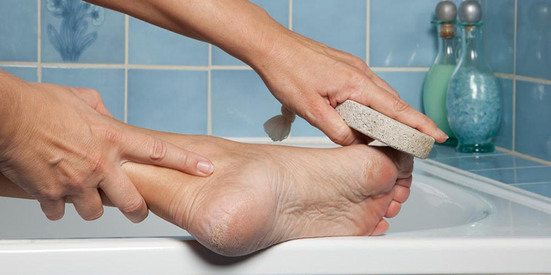 Bạn có thể dùng đá cuội, miếng bọt biển hoặc xơ mướp để chà phần gót chân trong lúc tắm.