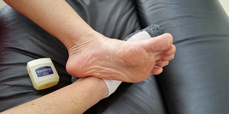 Bạn hãy bôi kem dưỡng ẩm cho chân để cung cấp độ ẩm cũng như giúp da chân không bị khô nứt.
