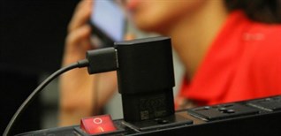 Có nên cắm củ sạc điện thoại hoài trong ổ cắm?