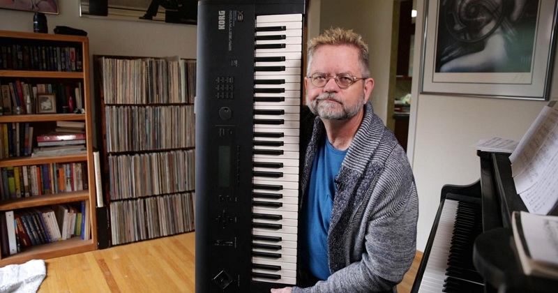 Jim Reekes ghi lại âm thanh khởi động của Apple trên bàn phím này trong phòng khách của mình Jim Reekes ghi lại âm thanh khởi động của Apple trên bàn phím này trong phòng khách của mình