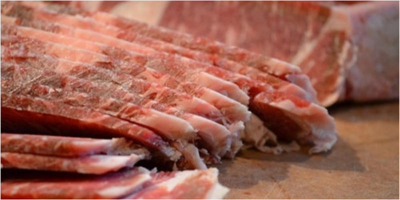 Đặt thịt vào ngăn đá trong 45 – 60 phút trước khi cắt nhỏ