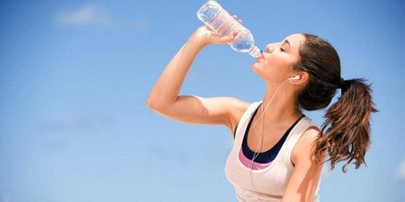 Uống nước mỗi ngày để đảm bảo cơ thể hoạt động bình thường