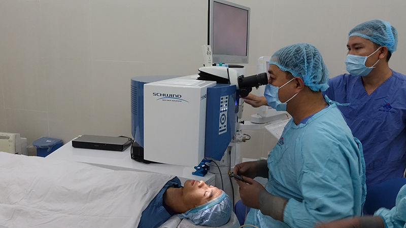 Phẫu thuật điều trị đặc biệt cho bệnh nhân cận thị thoái hóa sẽ là sự kết hợp giữa thuốc và thủ thuật laser bằng phương pháp quang động học (photodynamic therapy)