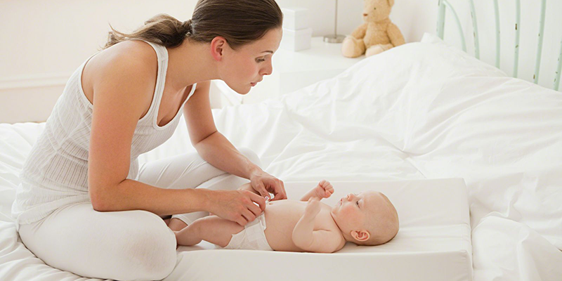 Cần chọn nơi thật sạch sẽ, bằng phẳng để cho bé nằm thật thoải mái. Cần chọn nơi thật sạch sẽ, bằng phẳng để cho bé nằm thật thoải mái.