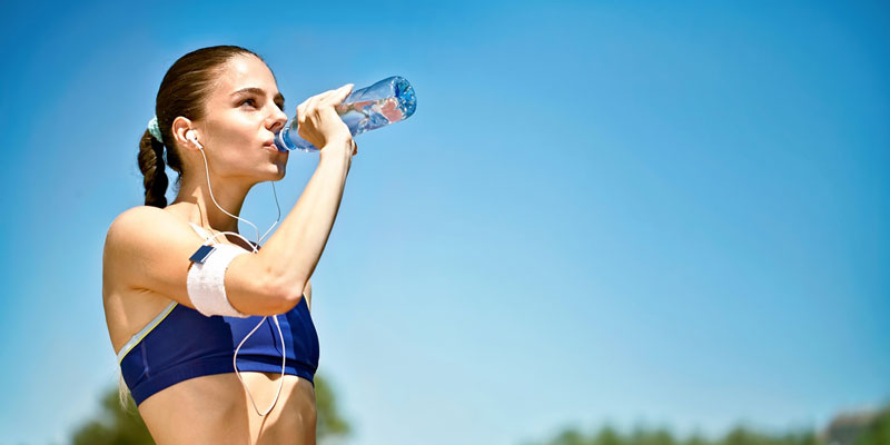 Sau khi tập luyện thể thao để bù lượng nước cho cơ thể mất mát trong quá trình tập thì nên chọn nước lọc thay vì nước dừa