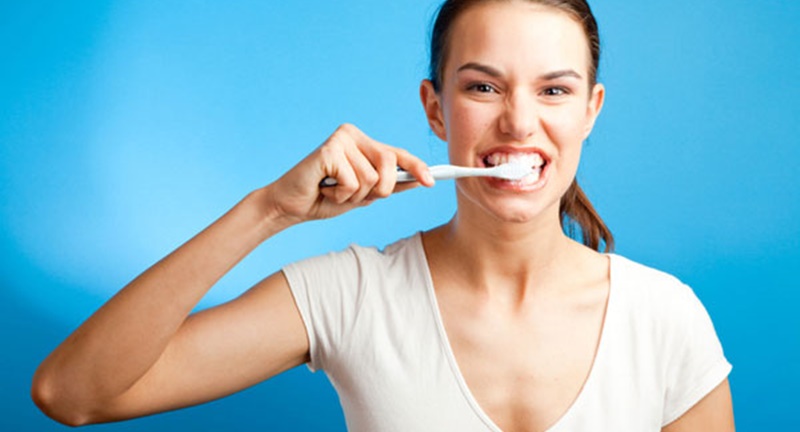 Uống nước cam trước khi đánh răng nhanh làm mòn răng
