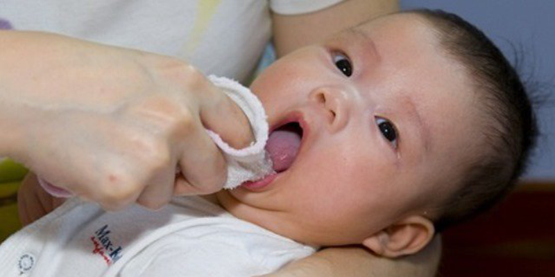 vệ sinh răng miệng cho bé là việc làm các mẹ cần nên làm ngay cho bé sau khi vừa được sinh vài ngày