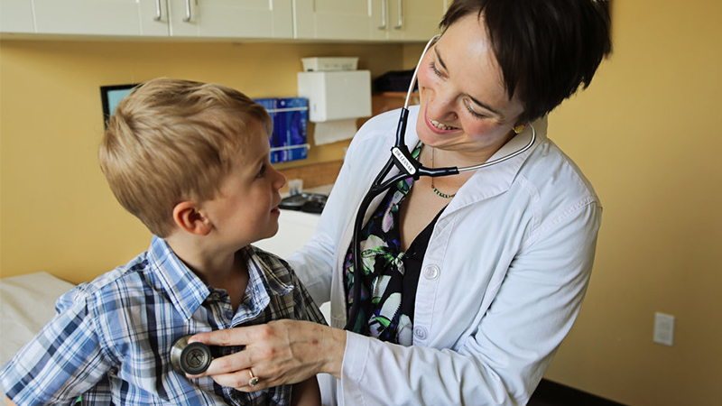 Nên đưa trẻ đến gặp bác sĩ để thăm khám khi trẻ sốt cao kèm theo các dấu hiệu bất thường