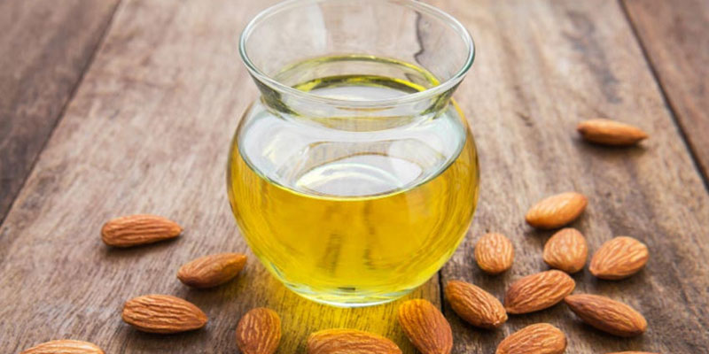 Tinh dầu dành cho những người có mái tóc khô và giòn.