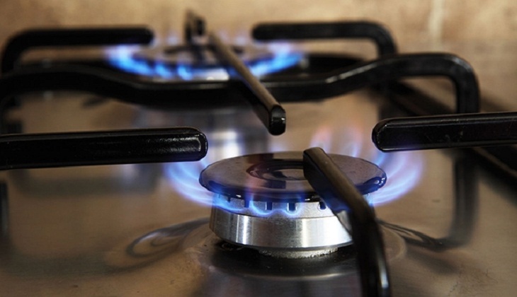 Bật lửa nhỏ bếp gas khi đun nấu 