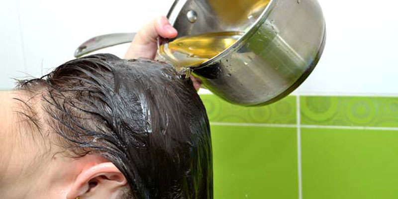 Nước cốt chanh giúp tóc sạch sâu bên trong, loại bỏ gàu và các mảng bám bụi bẩn trên da đầu
