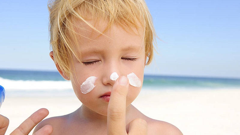 Có nên cho trẻ dùng kem chống nắng? Có nên cho trẻ dùng kem chống nắng?