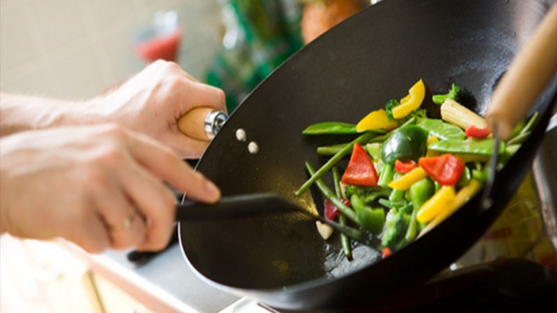 Kiểm tra dụng cụ nấu ăn trước khi nấu để đảm bảo sức khỏe