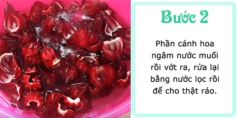 Phần cánh hoa ngâm với nước muối rồi vớt ra, rửa lại bằng nước lọc rồi để cho thật ráo