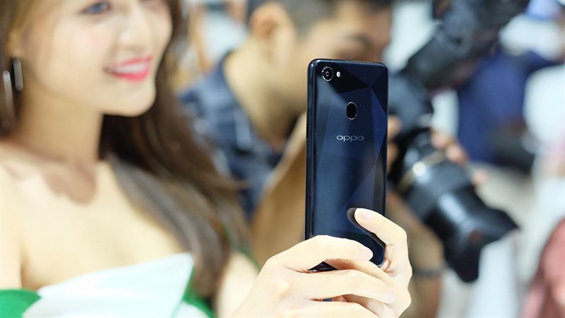 Trên tay và đánh giá nhanh OPPO F7 đen kim cương Trên tay và đánh giá nhanh OPPO F7 đen kim cương