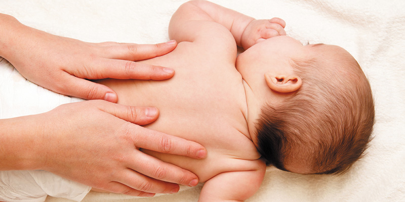 Da của em bé rất mỏng, có độ ẩm và chất dầu sebum ít hơn người lớn, do đó rất dễ bị tổn thương, mất nước