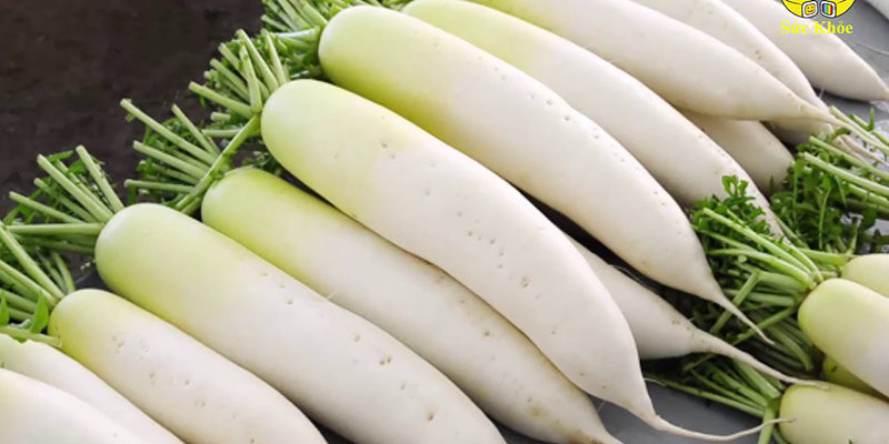 Củ cải trắng chứa độc tố Furocoumarins. Chất độc này thường cao nhất trong lớp vỏ, có thể gây đau dạ dày 