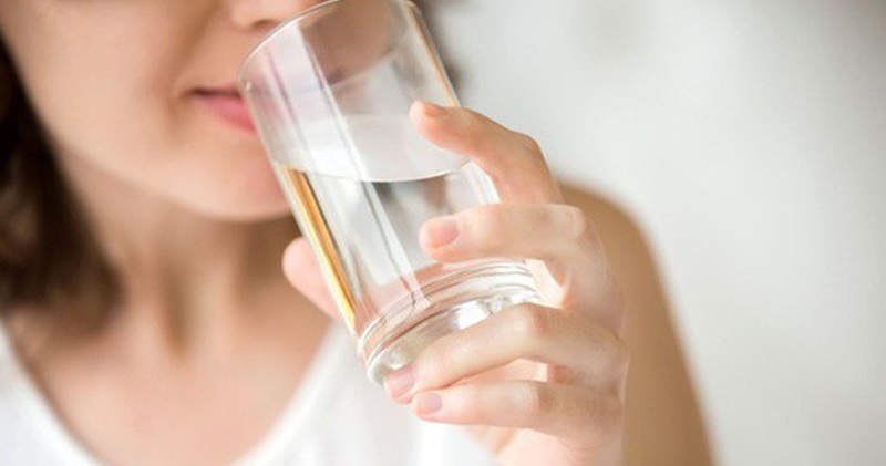 Cả trong và sau khi ăn sầu riêng bạn nên uống nhiều nước lọc để giảm nhiệt