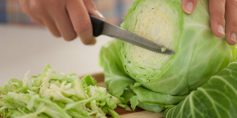 Cần ngâm rửa kỹ và thái nhỏ bắp cải nếu muốn chế biến món ăn cho người bị vấn đề tuyến giáp