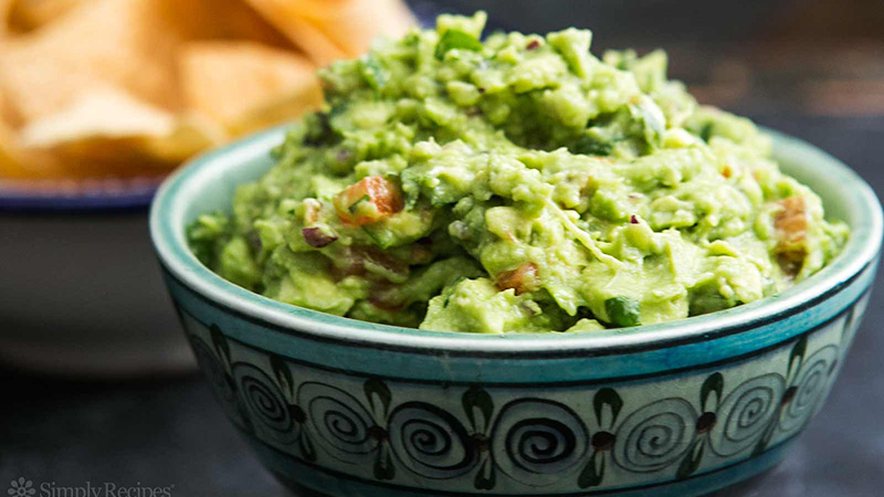 Guacamole - tên gọi của một dạng sốt kem chế biên từ bơ, món này có nguồn gốc từ Mexico