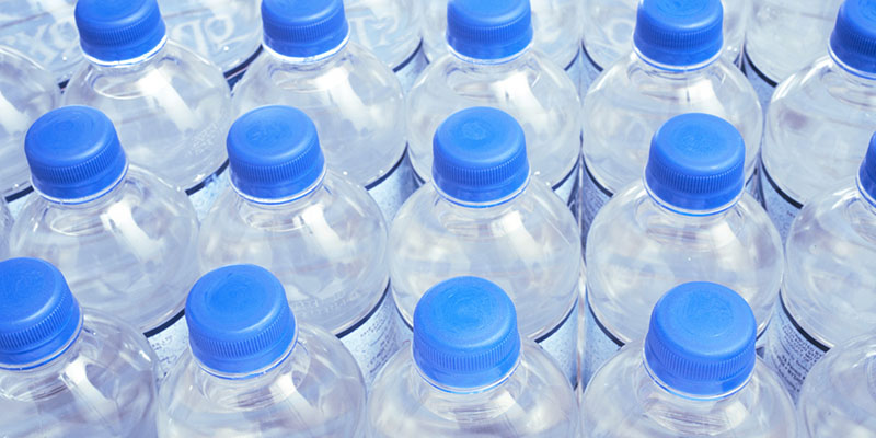 Chai nhựa có thể biến chất khi để lâu trong tủ lạnh
