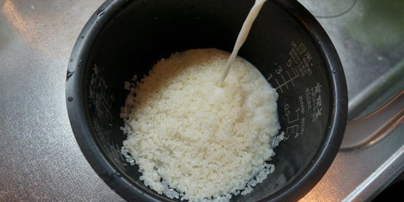Vo gạo rồi cho sữa vào nồi, đổ xâm xấp mặt gạo là được.