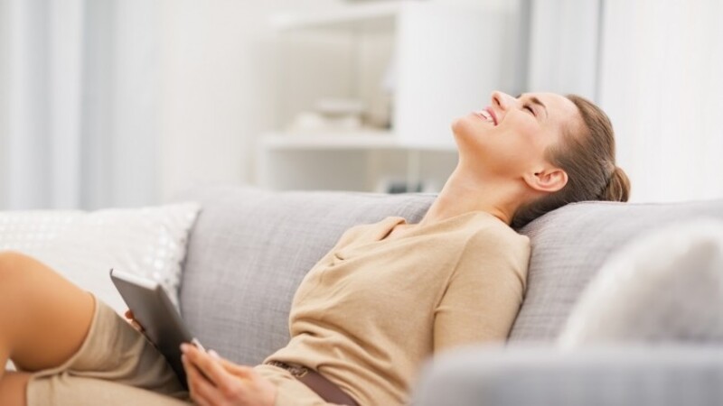 Cố gắng thư giãn cơ thể là một cách hữu hiệu để làm giảm cơn đau đầu