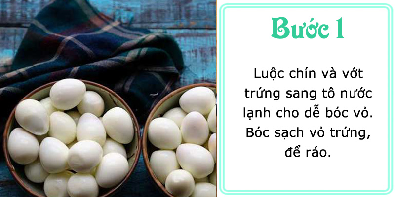 Luộc chín và vớt trứng sang tô nước lạnh cho dễ bóc vỏ. Bóc sạch vỏ trứng, để ráo.