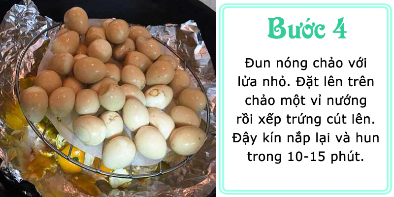 Đung nóng chảo với lửa nhỏ. Đặt lên trên chảo một vỉ nướng rồi xếp trứng cút lên trên. Đậy kín nắp và hun trong 10 -15 phút