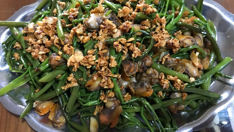 Stir-fried water spinach with razor clams