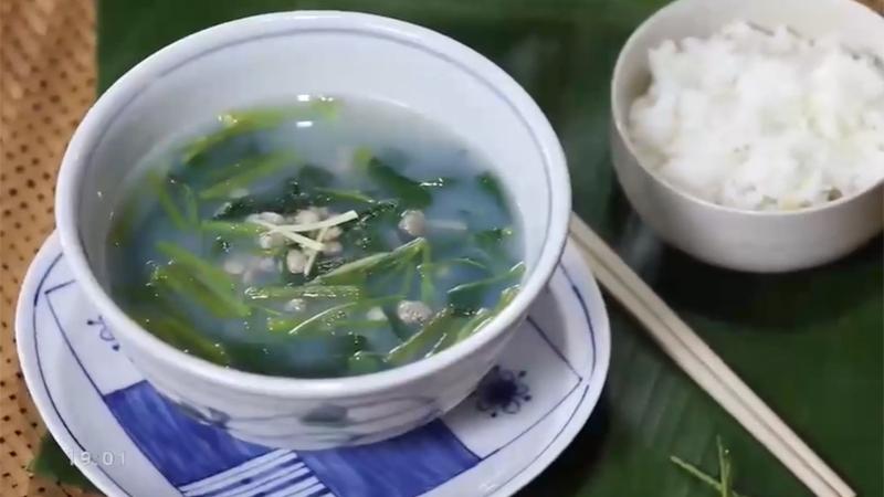 Clam and water spinach soup