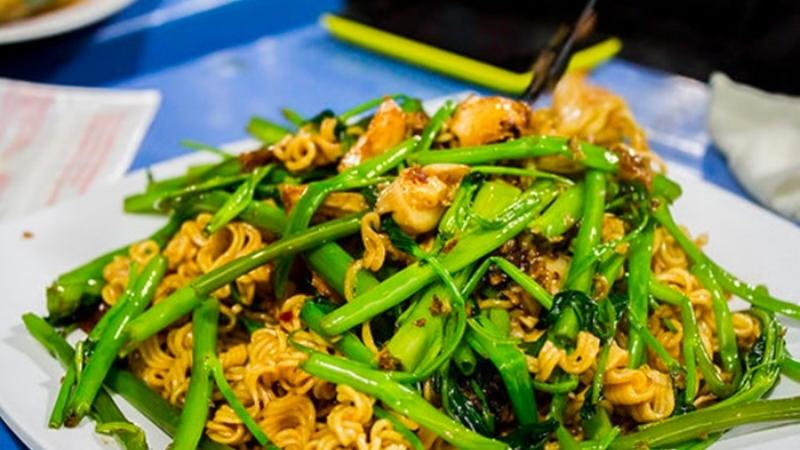 Instant noodles with water spinach