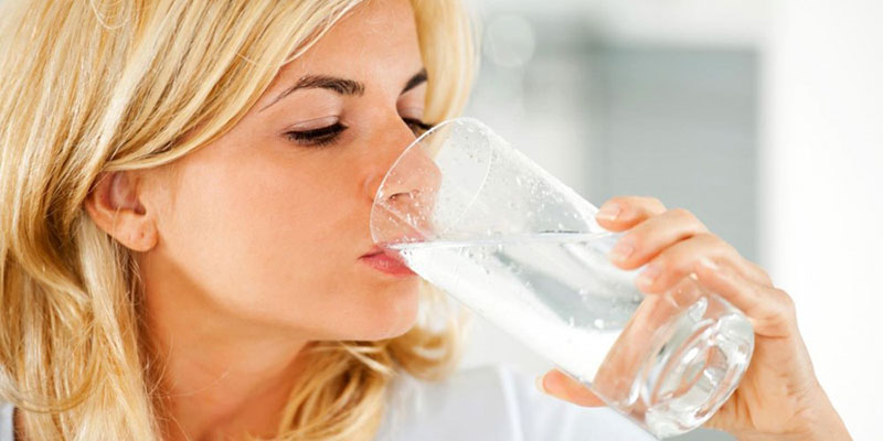 Mùa hè nên uống nhiều nước