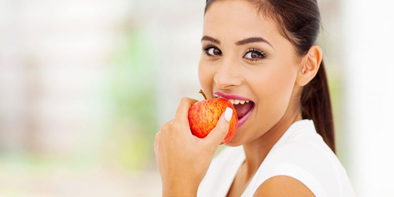 Ăn táo giúp hơi thở thơm tho