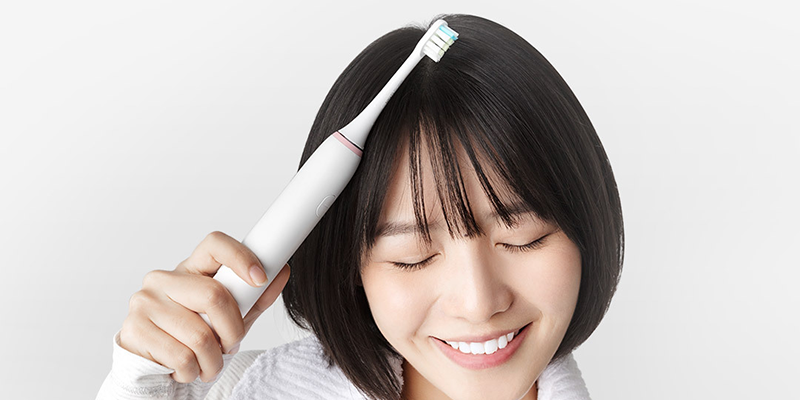 xịt keo lên lông bàn chảy rồi chảy nhẹ nhàng lên tóc theo từng đường mộ xịt keo lên lông bàn chảy rồi chảy nhẹ nhàng lên tóc theo từng đường mộ