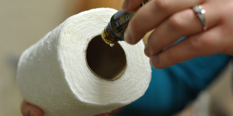 Nhỏ vài giọt tinh dầu vào lõi của cuộn khăn giấy