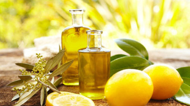 Ngoài muối biển cần có dầu oliu và nước cốt chanh Ngoài muối biển cần có dầu oliu và nước cốt chanh
