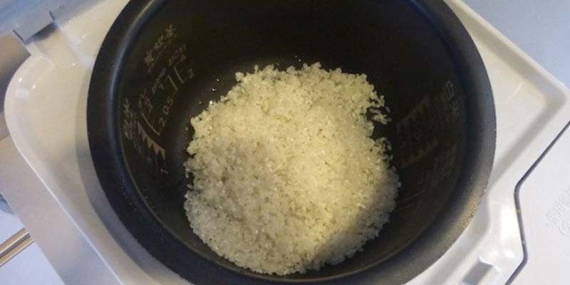 Tiếp theo, cho gạo vào nồi sau khi đã vô sạch, rồi đổ nước cà phê pha loãng vào.