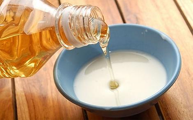 Hỗn hợp sữa tươi với mật ong đắp trong vòng 15-20 phút