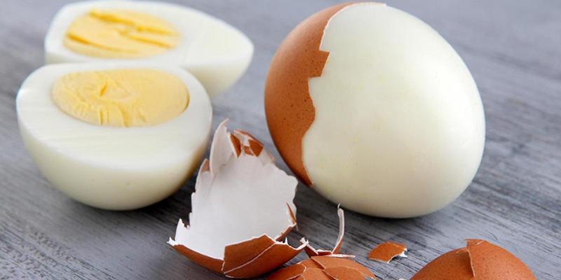 Luộc trứng gà cho thêm muối để dễ dàng bóc vỏ 