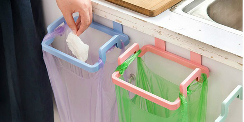 Sử dụng túi nilong để chứa những rác bốc mùi