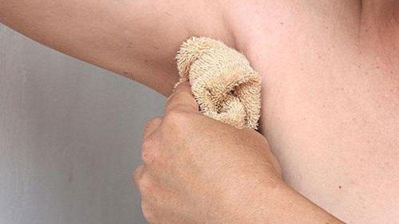 vệ sinh sạch vùng da dưới cánh tay trước khi sử dụng lăn khử mùi