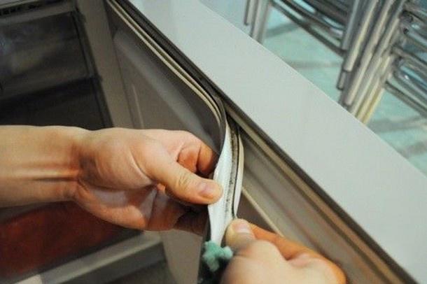 Replacing the worn gasket to fix the open refrigerator door