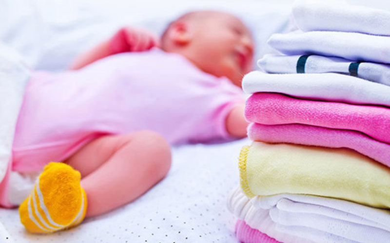 chọn nước giặt có mùi hương dịu nhẹ để không gây kích ứng cho bé 