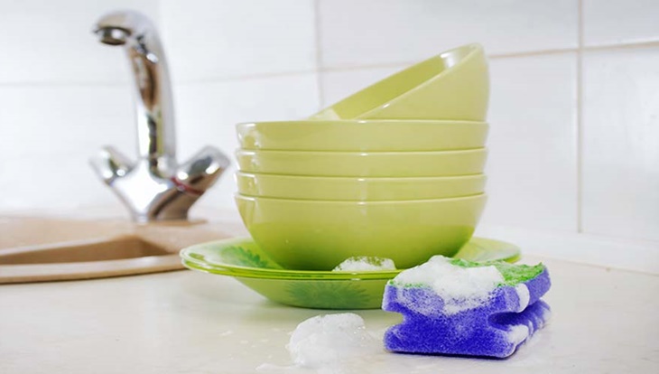 Sử dụng miếng rửa chén bằng miếng bọt biển hay khăn vải mềm Sử dụng, bảo quản chén bát đúng cách > Sử dụng miếng rửa chén bằng miếng bọt biển hay khăn vải mềm