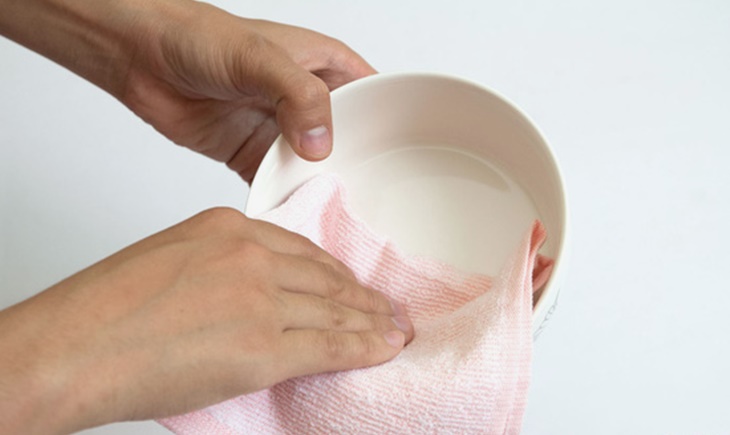 dùng khăn vải mềm, sạch để lau khô chén bát Sử dụng, bảo quản chén bát đúng cách > dùng khăn vải mềm, sạch để lau khô chén bát